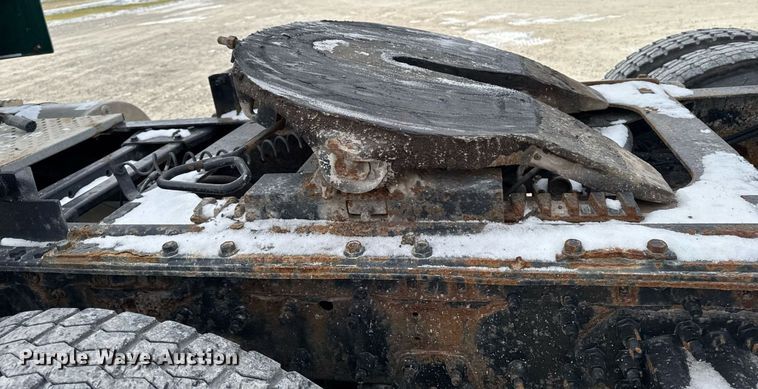 image for item DW2465 1999 Volvo VN Series semi truck