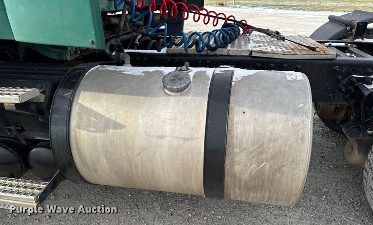 image for item DW2465 1999 Volvo VN Series semi truck