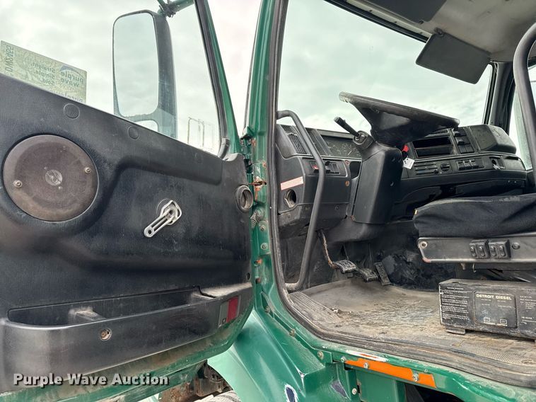 image for item DW2465 1999 Volvo VN Series semi truck