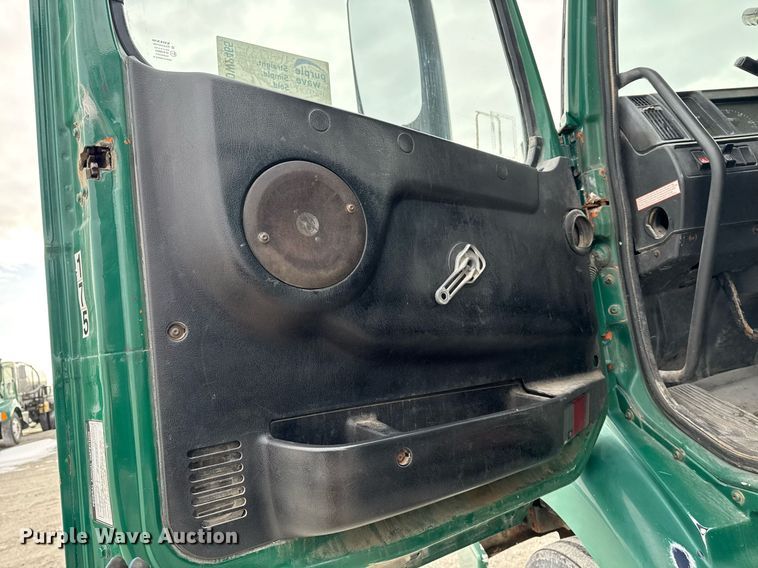 image for item DW2465 1999 Volvo VN Series semi truck