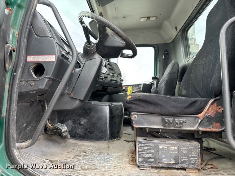 image for item DW2465 1999 Volvo VN Series semi truck