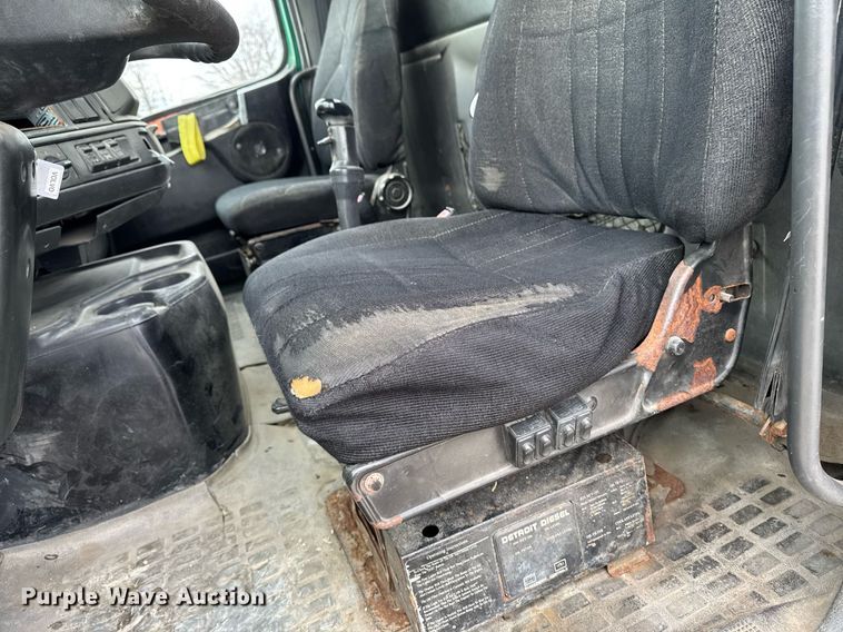 image for item DW2465 1999 Volvo VN Series semi truck