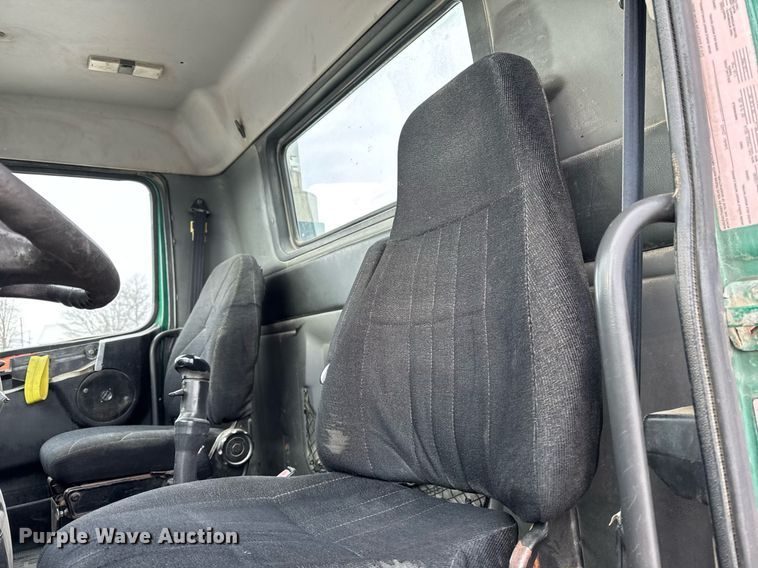 image for item DW2465 1999 Volvo VN Series semi truck