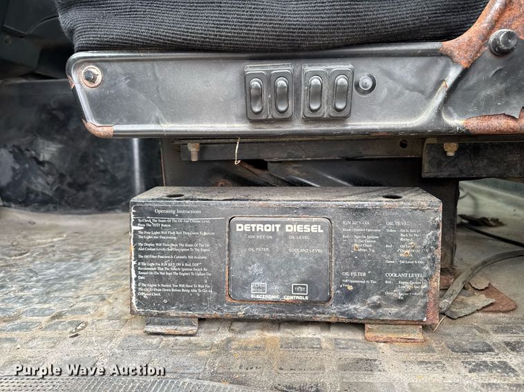 image for item DW2465 1999 Volvo VN Series semi truck