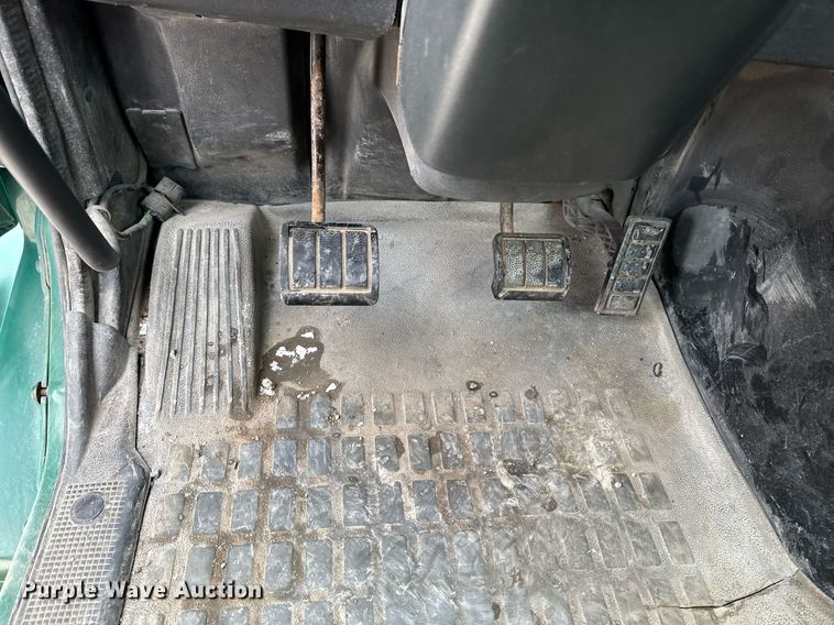 image for item DW2465 1999 Volvo VN Series semi truck