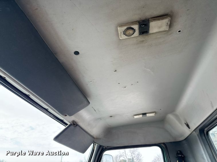 image for item DW2465 1999 Volvo VN Series semi truck