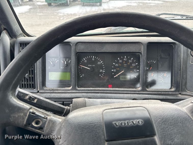 image for item DW2465 1999 Volvo VN Series semi truck