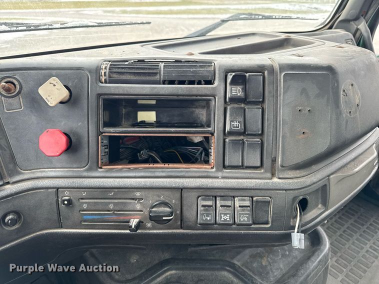 image for item DW2465 1999 Volvo VN Series semi truck