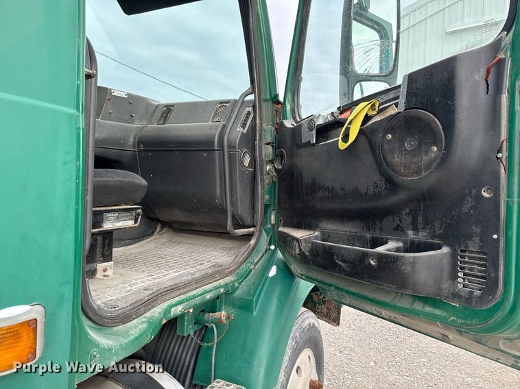 image for item DW2465 1999 Volvo VN Series semi truck