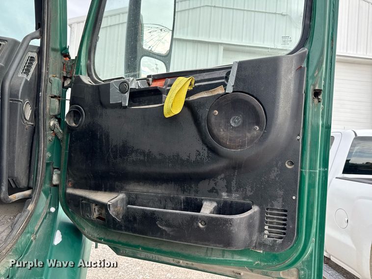 image for item DW2465 1999 Volvo VN Series semi truck