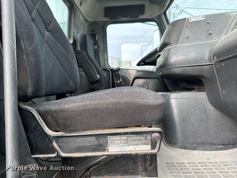 image for item DW2465 1999 Volvo VN Series semi truck