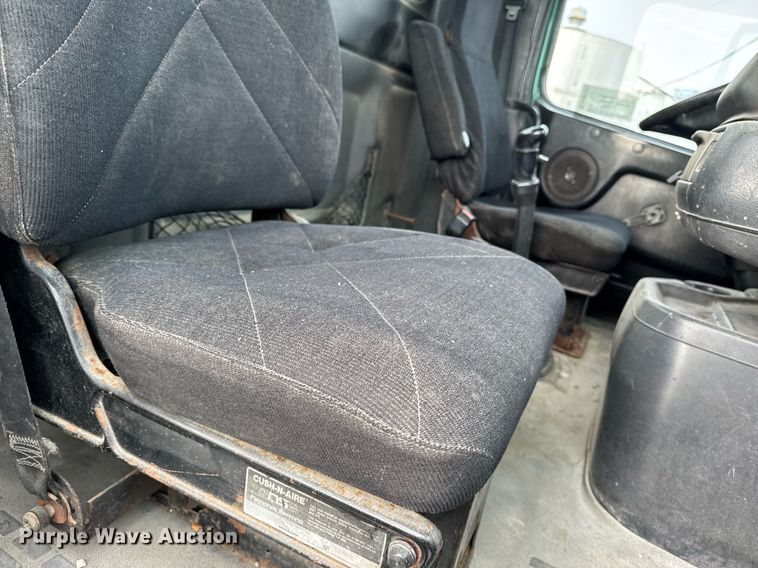 image for item DW2465 1999 Volvo VN Series semi truck