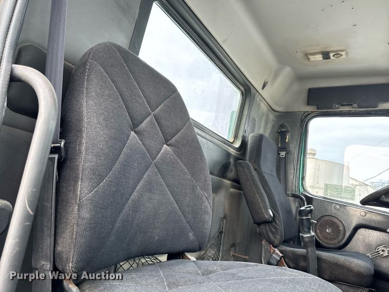 image for item DW2465 1999 Volvo VN Series semi truck