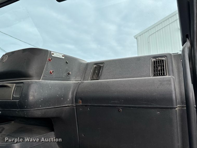 image for item DW2465 1999 Volvo VN Series semi truck