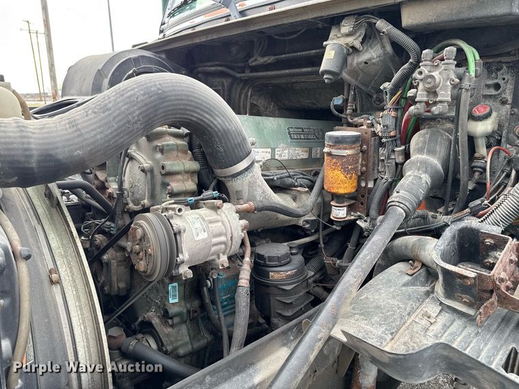 image for item DW2465 1999 Volvo VN Series semi truck