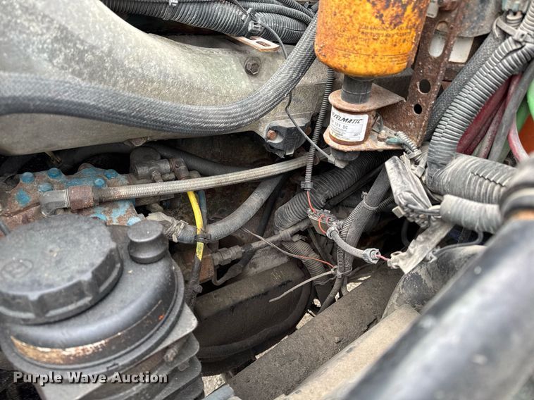 image for item DW2465 1999 Volvo VN Series semi truck