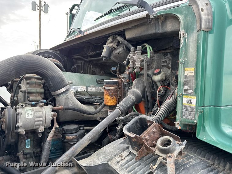 image for item DW2465 1999 Volvo VN Series semi truck