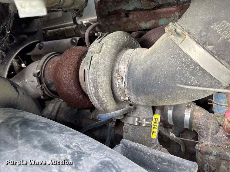 image for item DW2465 1999 Volvo VN Series semi truck