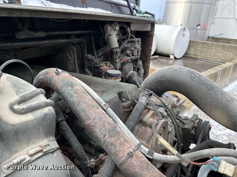 image for item DW2465 1999 Volvo VN Series semi truck