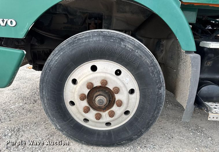 image for item DW2465 1999 Volvo VN Series semi truck