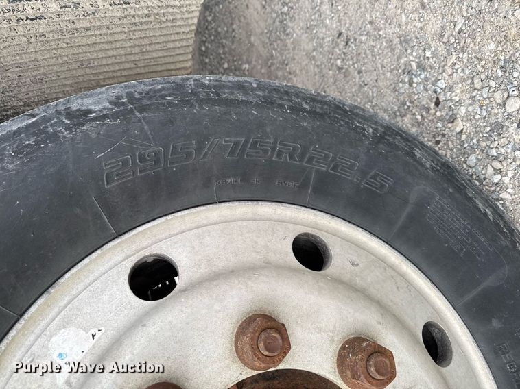 image for item DW2465 1999 Volvo VN Series semi truck