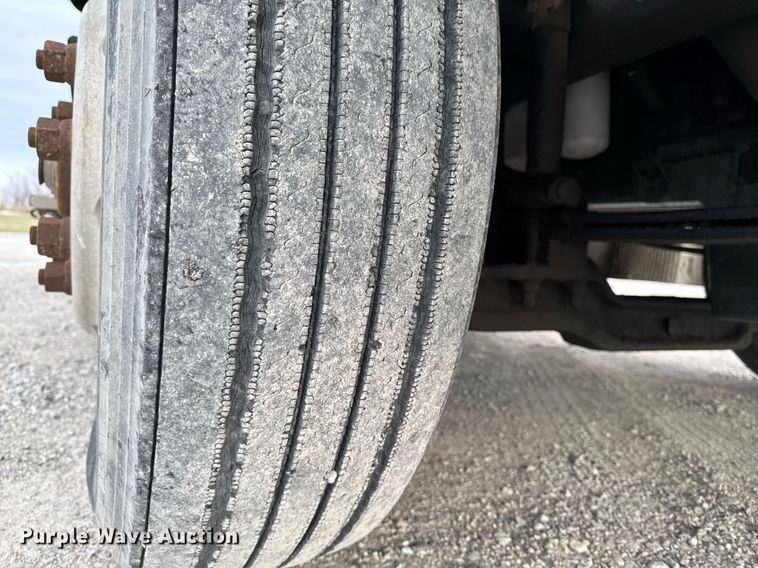 image for item DW2465 1999 Volvo VN Series semi truck