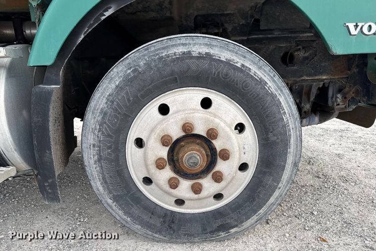 image for item DW2465 1999 Volvo VN Series semi truck