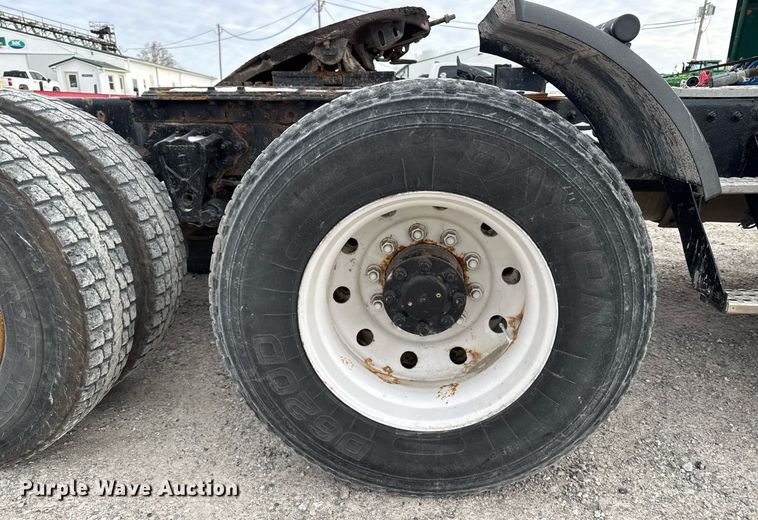 image for item DW2465 1999 Volvo VN Series semi truck