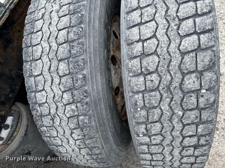 image for item DW2465 1999 Volvo VN Series semi truck