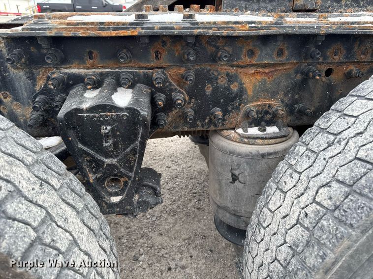 image for item DW2465 1999 Volvo VN Series semi truck