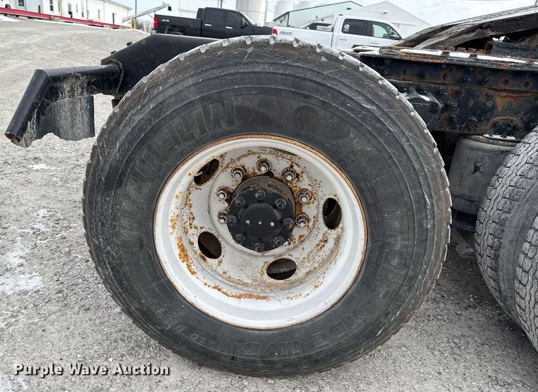 image for item DW2465 1999 Volvo VN Series semi truck