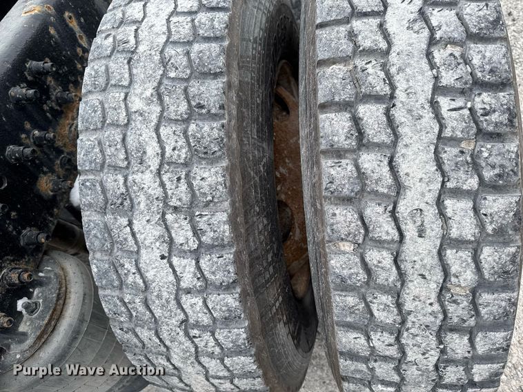 image for item DW2465 1999 Volvo VN Series semi truck