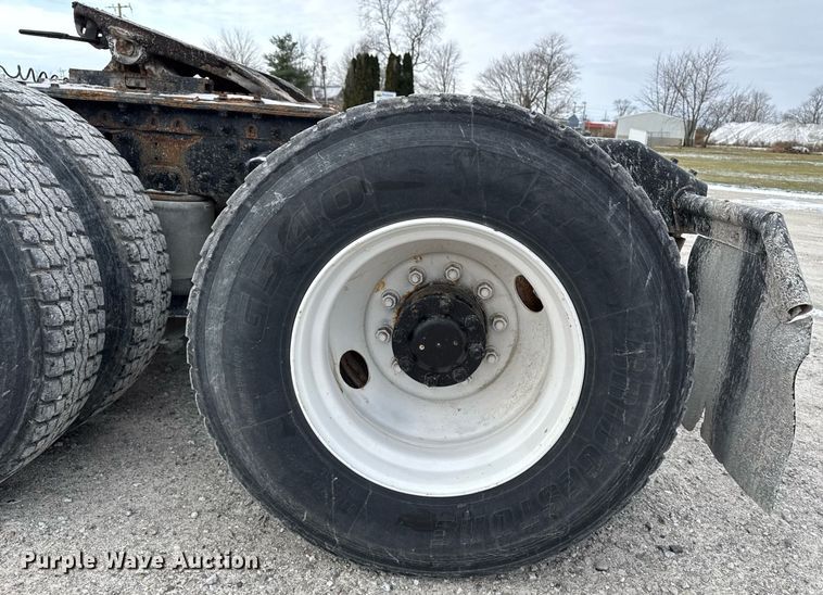 image for item DW2465 1999 Volvo VN Series semi truck