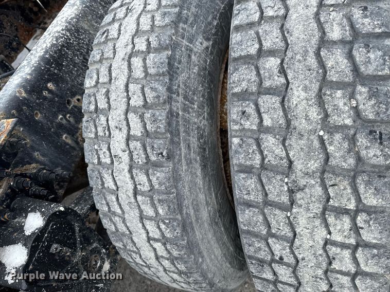 image for item DW2465 1999 Volvo VN Series semi truck