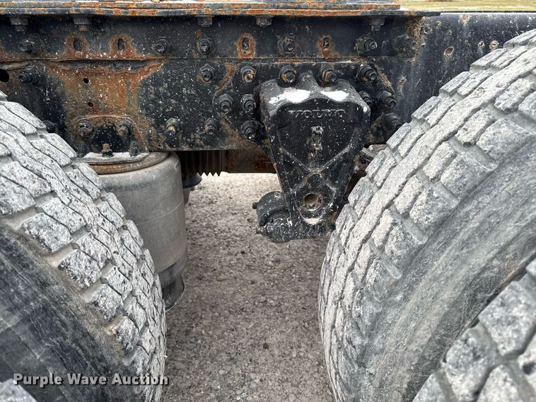 image for item DW2465 1999 Volvo VN Series semi truck