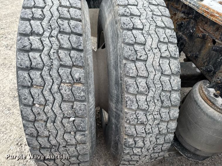 image for item DW2465 1999 Volvo VN Series semi truck