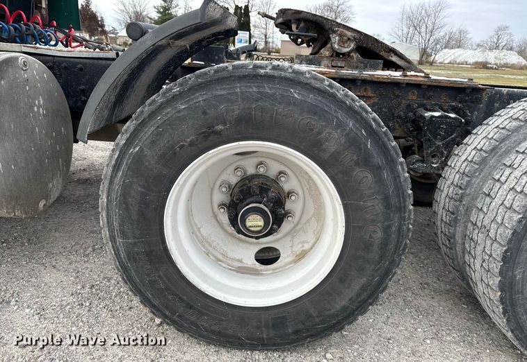 image for item DW2465 1999 Volvo VN Series semi truck