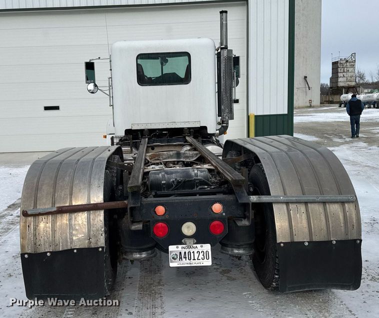 image for item DW2467 1996 Freightliner FLD112 semi truck