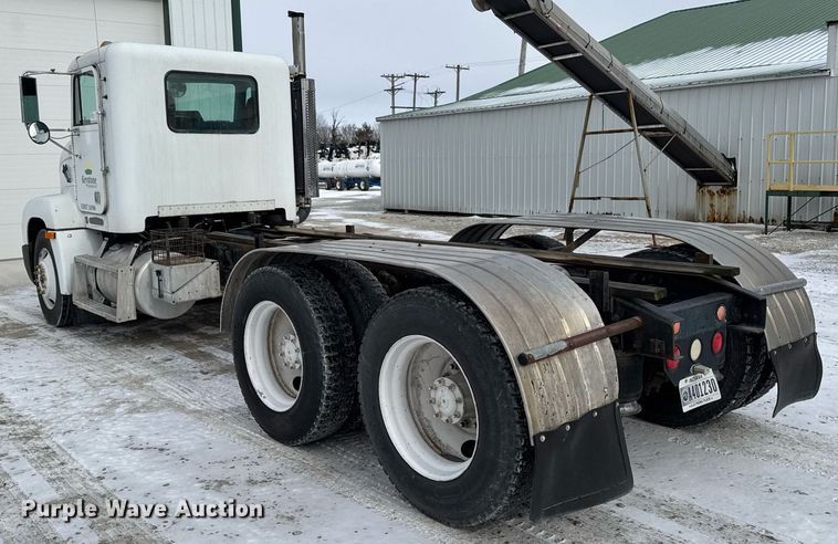 image for item DW2467 1996 Freightliner FLD112 semi truck