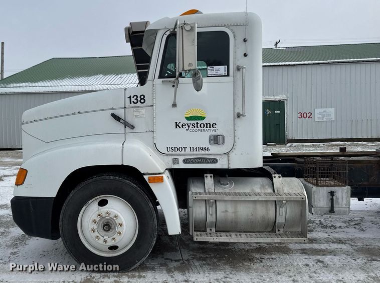 image for item DW2467 1996 Freightliner FLD112 semi truck