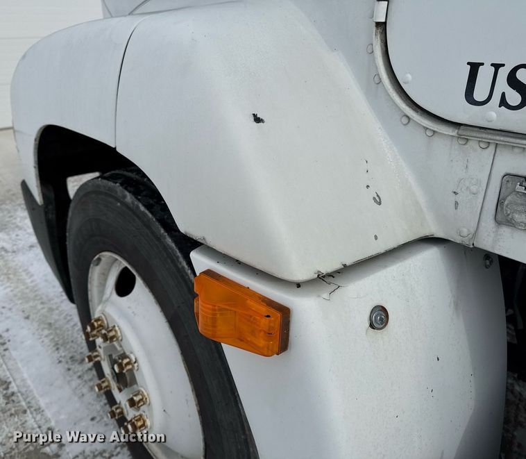 image for item DW2467 1996 Freightliner FLD112 semi truck