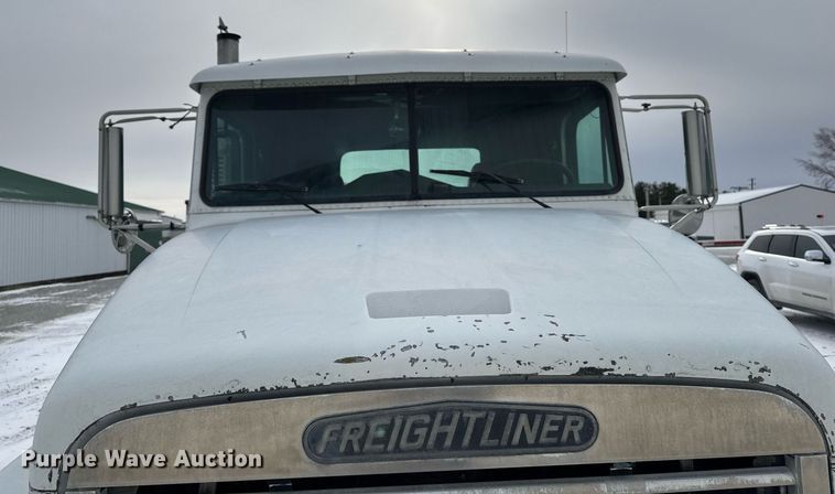 image for item DW2467 1996 Freightliner FLD112 semi truck