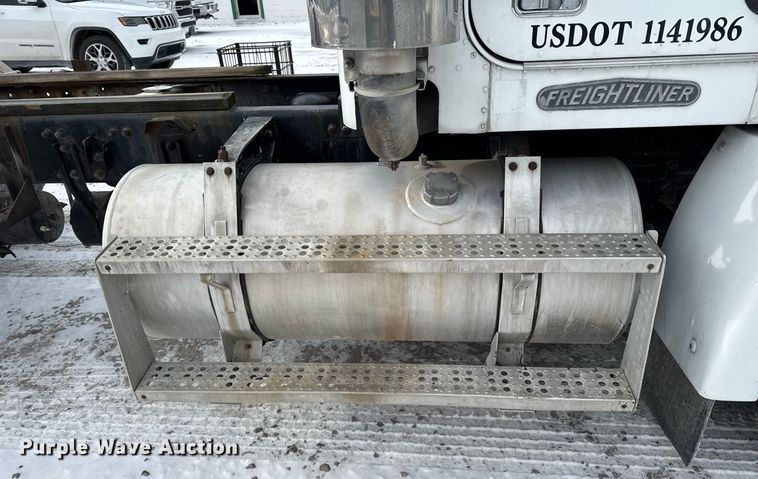 image for item DW2467 1996 Freightliner FLD112 semi truck