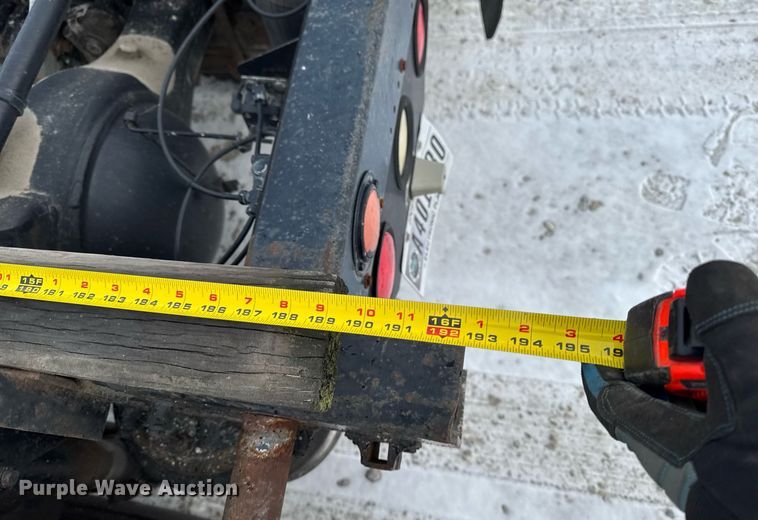 image for item DW2467 1996 Freightliner FLD112 semi truck