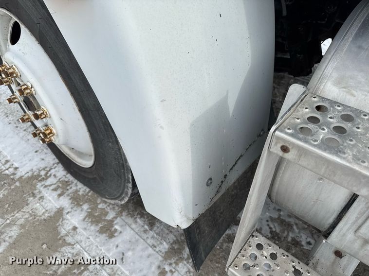 image for item DW2467 1996 Freightliner FLD112 semi truck