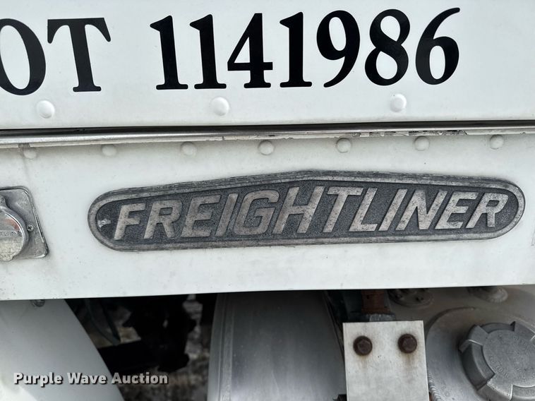 image for item DW2467 1996 Freightliner FLD112 semi truck