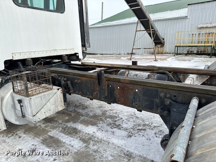 image for item DW2467 1996 Freightliner FLD112 semi truck