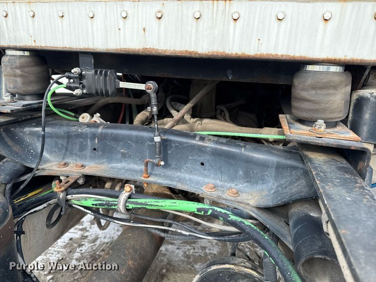 image for item DW2467 1996 Freightliner FLD112 semi truck