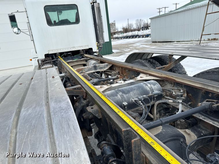 image for item DW2467 1996 Freightliner FLD112 semi truck