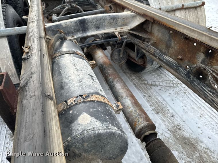 image for item DW2467 1996 Freightliner FLD112 semi truck